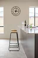 StayAU Charming 4BR Retreat Wyndham Vale