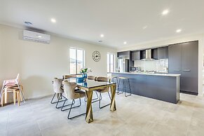 StayAU Charming 4BR Retreat Wyndham Vale