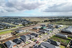 StayAU Charming 4BR Retreat Wyndham Vale