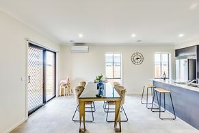 StayAU Charming 4BR Retreat Wyndham Vale