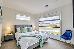 StayAU Charming 4BR Retreat Wyndham Vale
