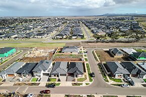 StayAU Charming 4BR Retreat Wyndham Vale