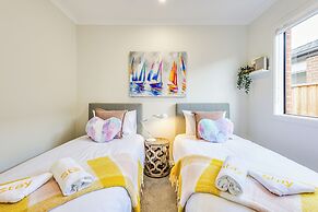 StayAU Charming 4BR Retreat Wyndham Vale