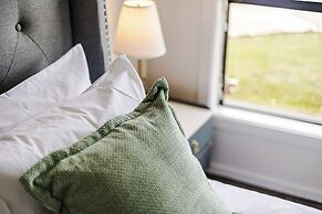 StayAU Charming 4BR Retreat Wyndham Vale