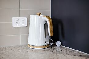 StayAU Charming 4BR Retreat Wyndham Vale