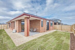 StayAU Charming 4BR Retreat Wyndham Vale