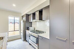 StayAU Charming 4BR Retreat Wyndham Vale
