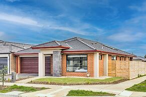 StayAU Charming 4BR Retreat Wyndham Vale