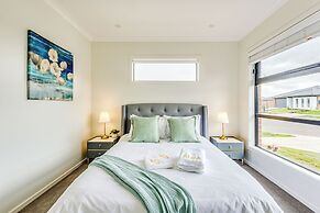 StayAU Charming 4BR Retreat Wyndham Vale