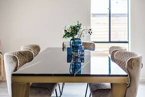 StayAU Charming 4BR Retreat Wyndham Vale