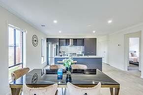 StayAU Charming 4BR Retreat Wyndham Vale