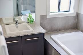 StayAU Charming 4BR Retreat Wyndham Vale