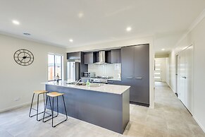 StayAU Charming 4BR Retreat Wyndham Vale