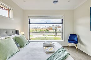 StayAU Charming 4BR Retreat Wyndham Vale
