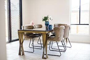 StayAU Charming 4BR Retreat Wyndham Vale