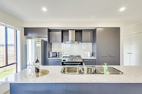 StayAU Charming 4BR Retreat Wyndham Vale