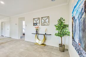 StayAU Charming 4BR Retreat Wyndham Vale