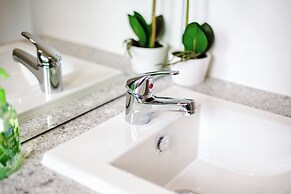 StayAU Charming 4BR Retreat Wyndham Vale