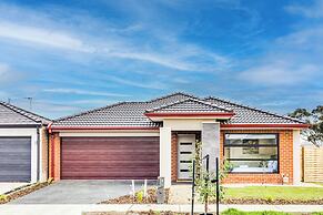 StayAU Charming 4BR Retreat Wyndham Vale