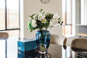 StayAU Charming 4BR Retreat Wyndham Vale