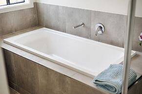 StayAU Charming 4BR Retreat Wyndham Vale