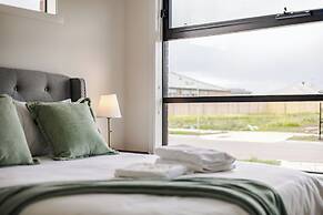 StayAU Charming 4BR Retreat Wyndham Vale