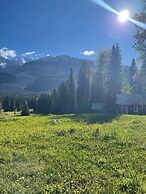 Rustic Beaverfoot Lodge Woodland Cabin