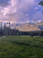 Rustic Beaverfoot Lodge Woodland Cabin