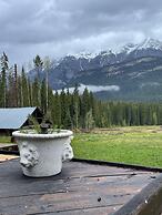 Rustic Beaverfoot Lodge Woodland Cabin