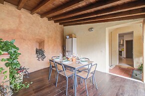 Lauri House Lakeview & Shared Pool