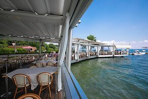 Lauri House Lakeview & Shared Pool