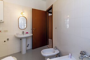 Lauri House Lakeview & Shared Pool