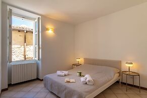 Lauri House Lakeview & Shared Pool