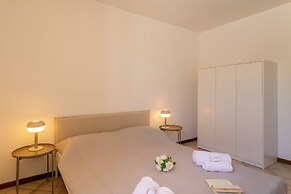 Lauri House Lakeview & Shared Pool