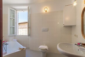 Lauri House Lakeview & Shared Pool