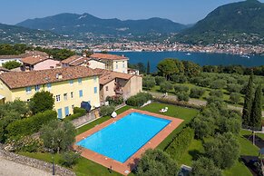 Lauri House Lakeview & Shared Pool