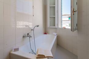 Lauri House Lakeview & Shared Pool