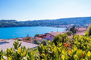 Lauri House Lakeview & Shared Pool