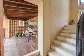 Lauri House Lakeview & Shared Pool