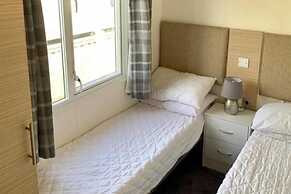 Lodge - Sleeps 6 - Patio - Parking - Beach Close