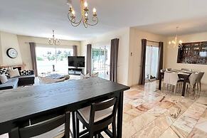 Beautiful Villa With Pool Scenic Views Sleeps 8