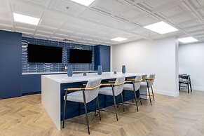 Luxury Central Apartment with Gym