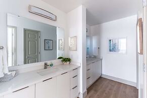 Luxury Central Apartment with Gym