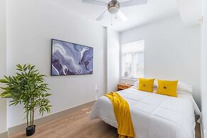 Luxury Central Apartment with Gym