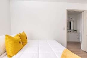 Luxury Central Apartment with Gym