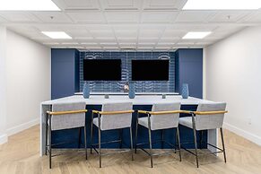 Luxury Central Apartment with Gym