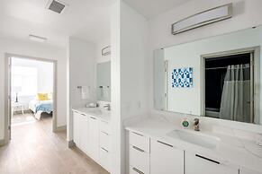 Luxury Central Apartment with Gym