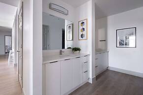 Luxury Central Apartment with Gym