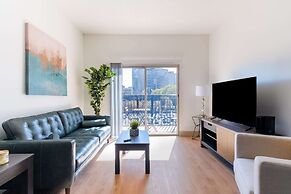 Luxury Central Apartment with Gym