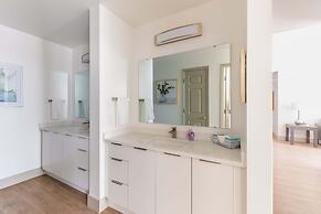 Luxury Central Apartment with Gym